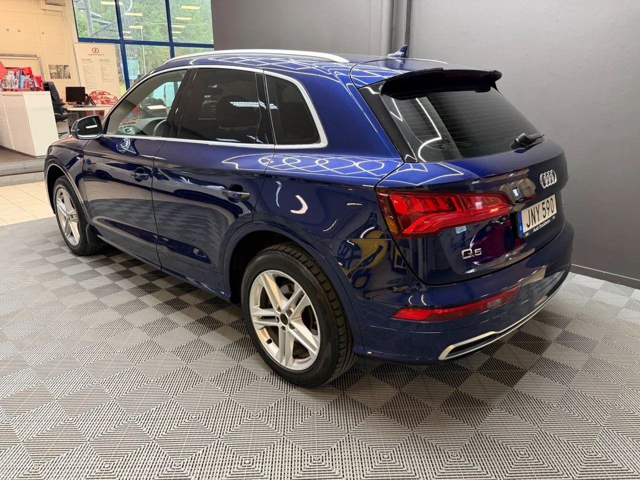 Vehicle image 3