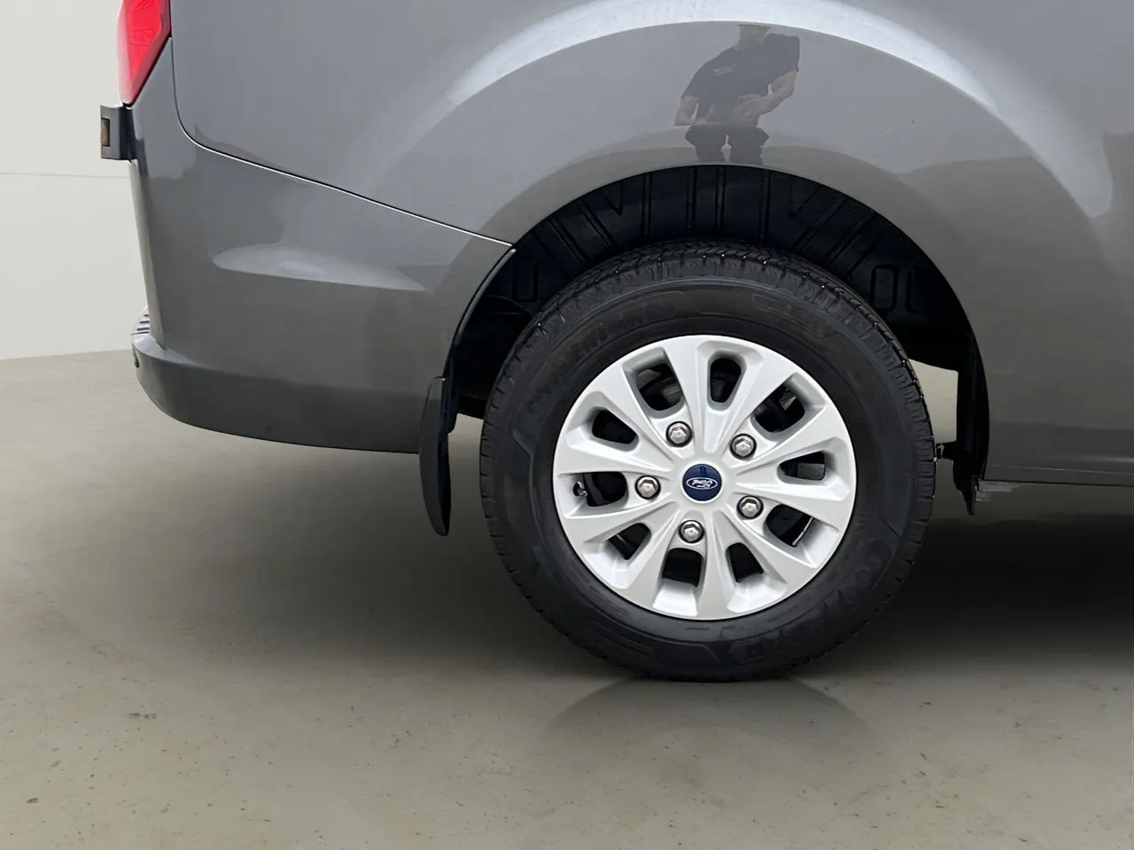 Vehicle image 32