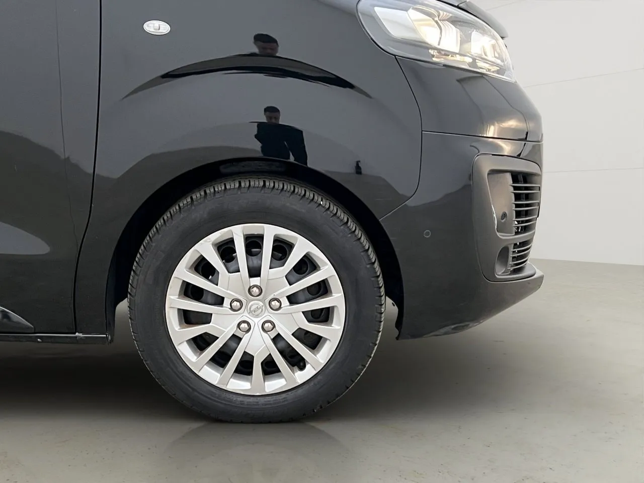 Vehicle image 32
