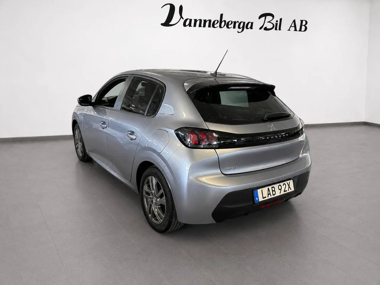 Vehicle image 3