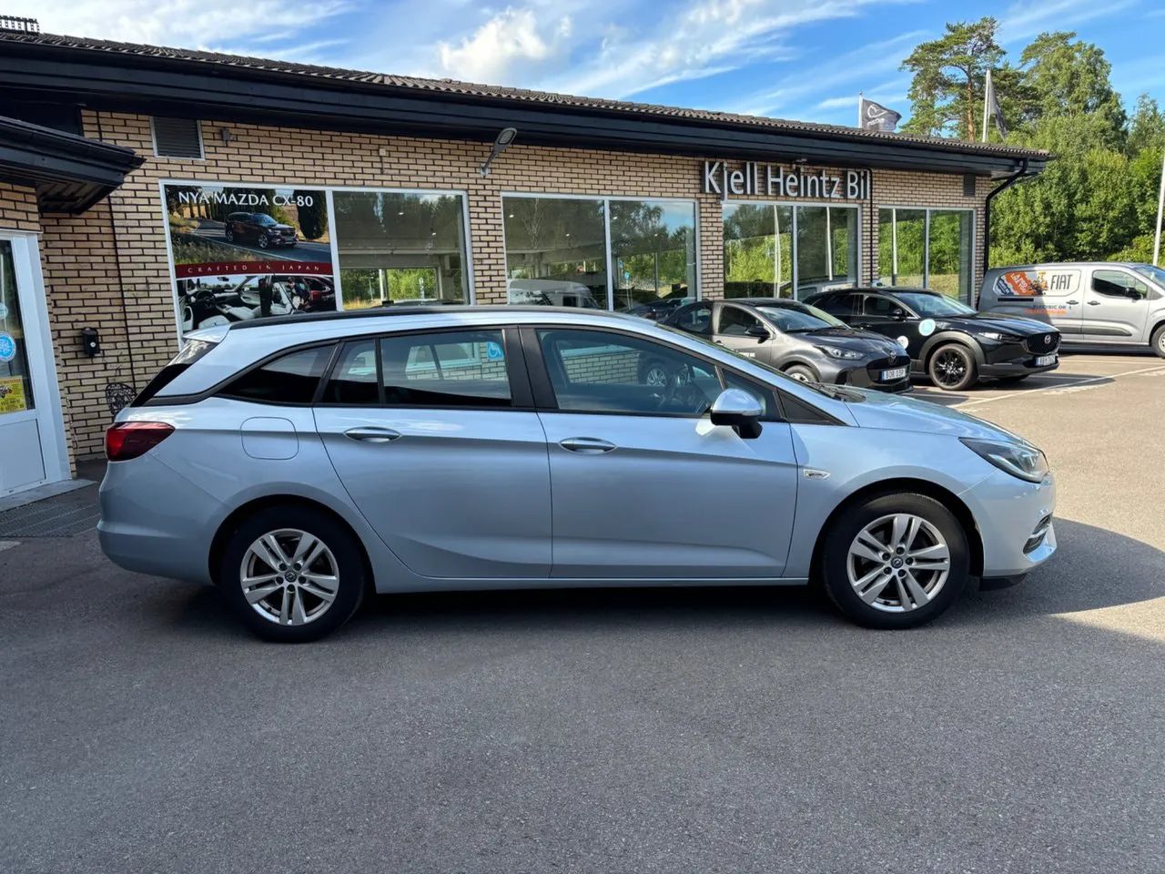 Vehicle image 5
