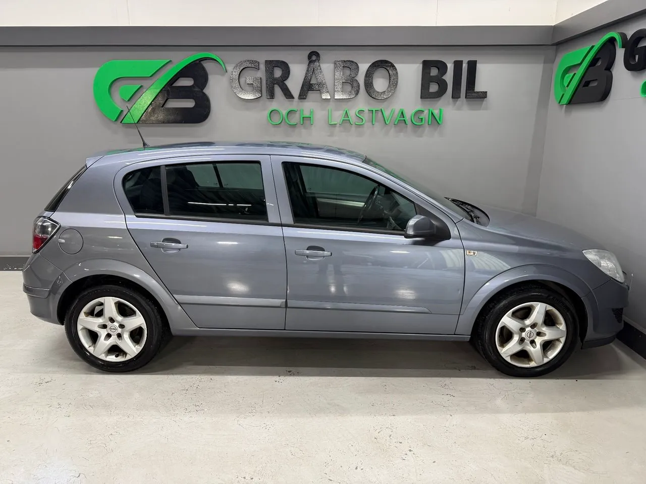 Vehicle image 5