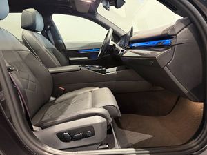 BMW i5 bild 8
