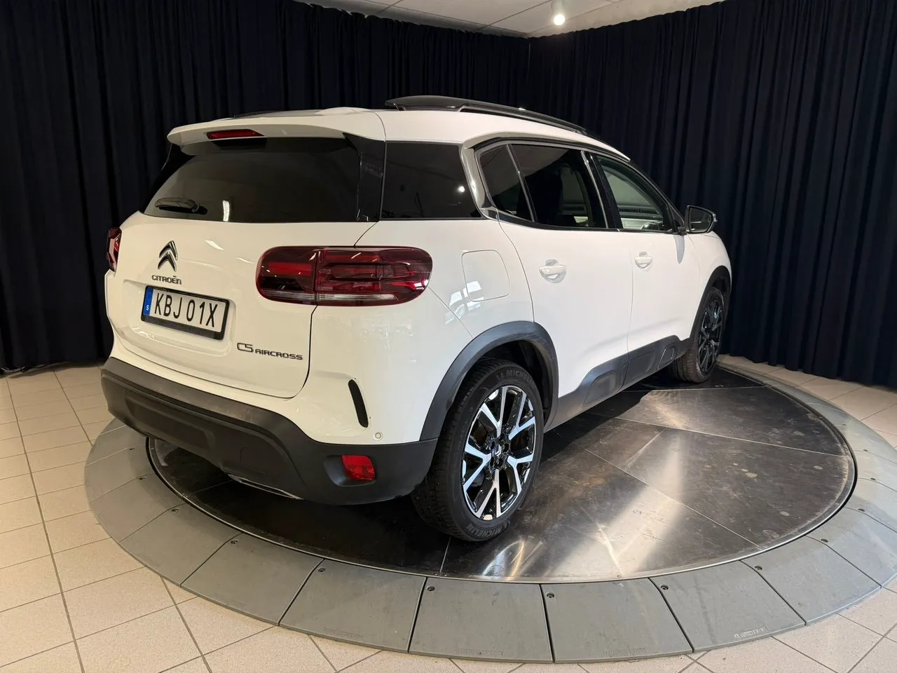 Vehicle image 5
