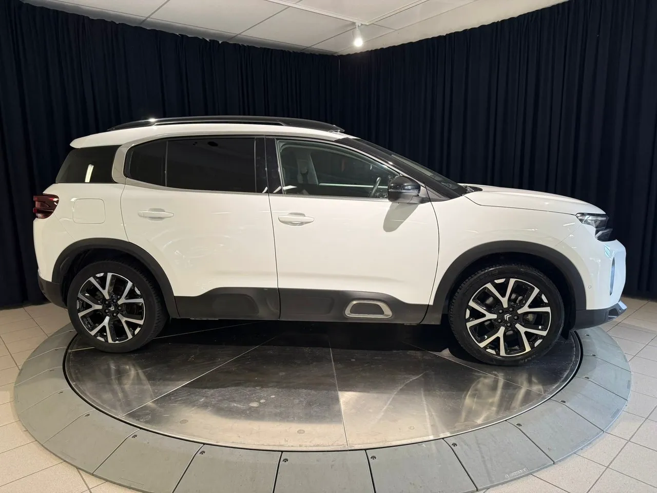 Vehicle image 6
