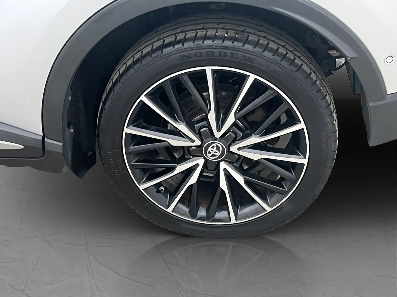 Vehicle image 25