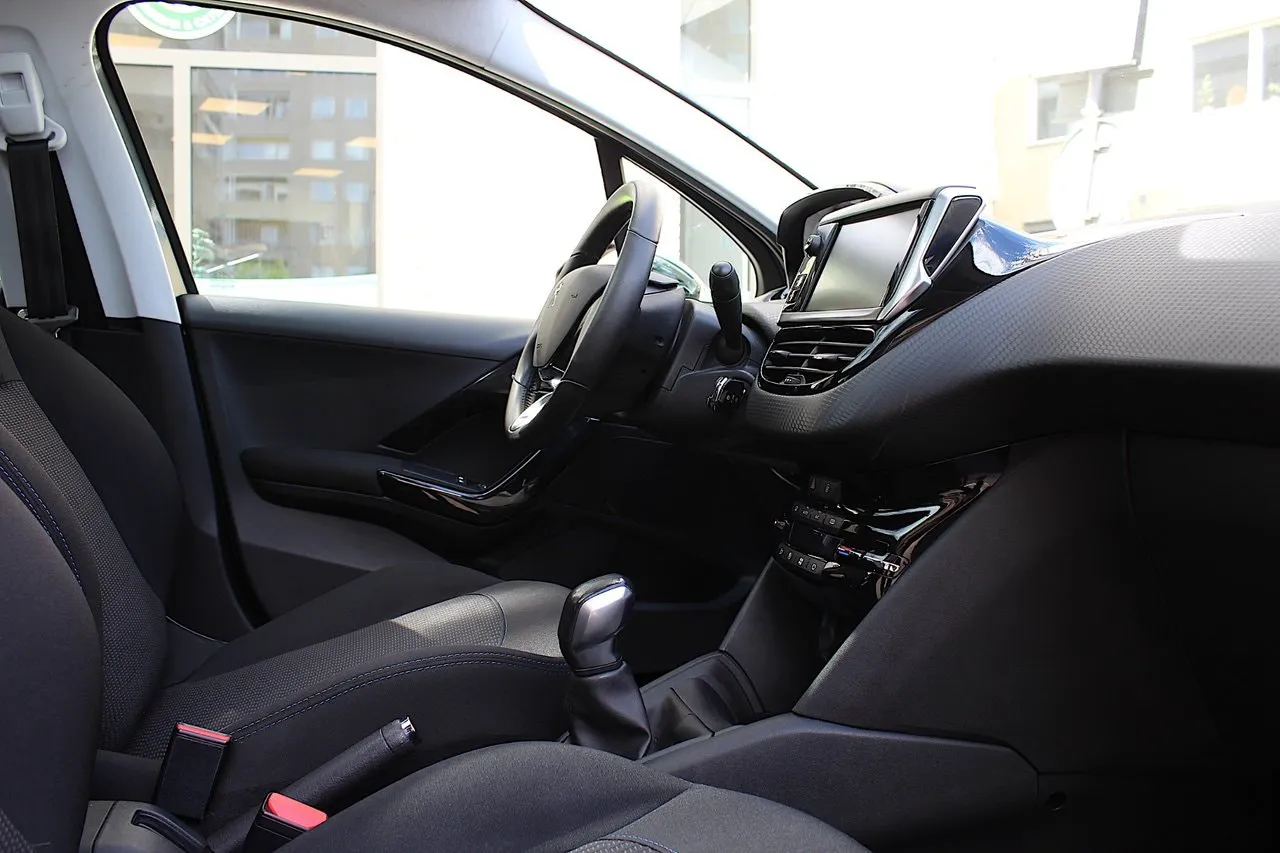 Vehicle image 18