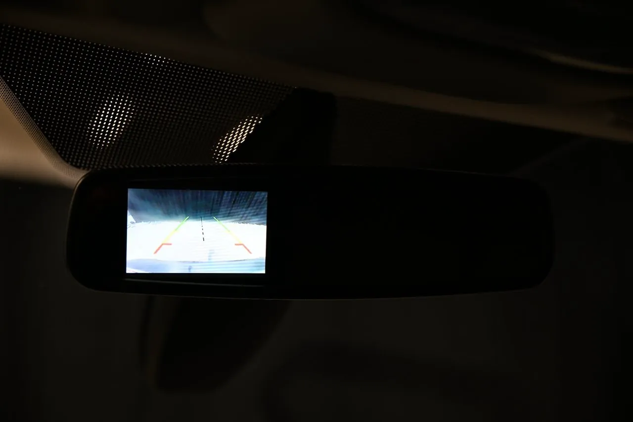 Vehicle image 16