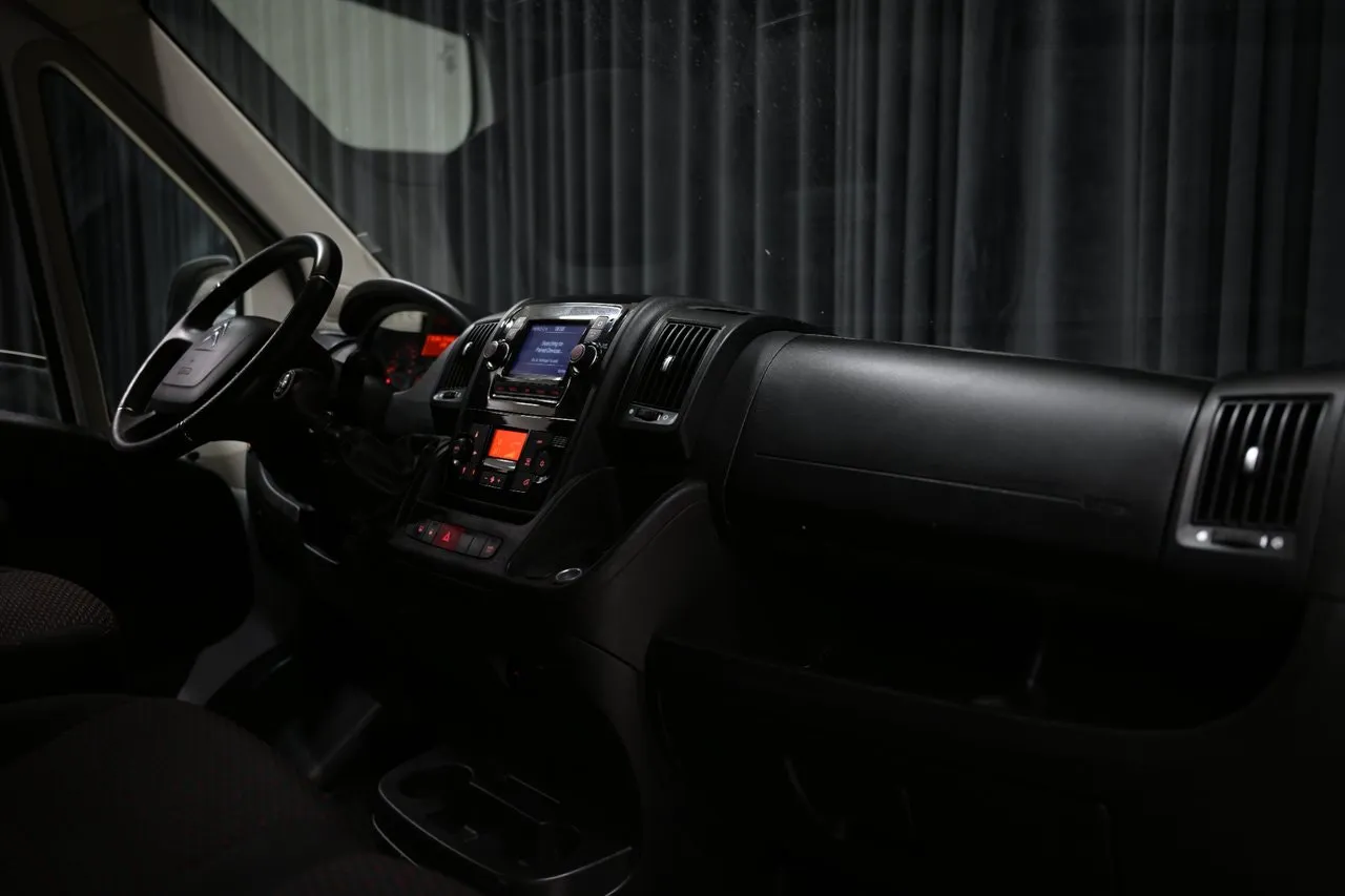 Vehicle image 25