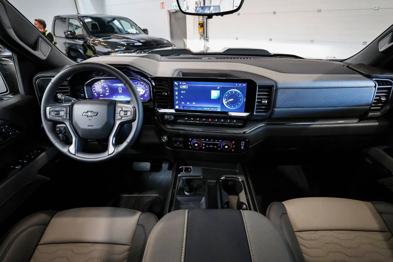 Vehicle image 13