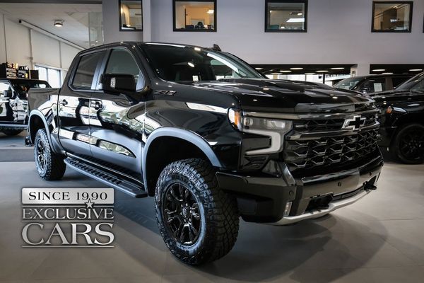 Chevrolet Silverado ZR2 6.2L V8 / DSSV stötdämpare / DARK APPERANCE / HEMMA - 2026
