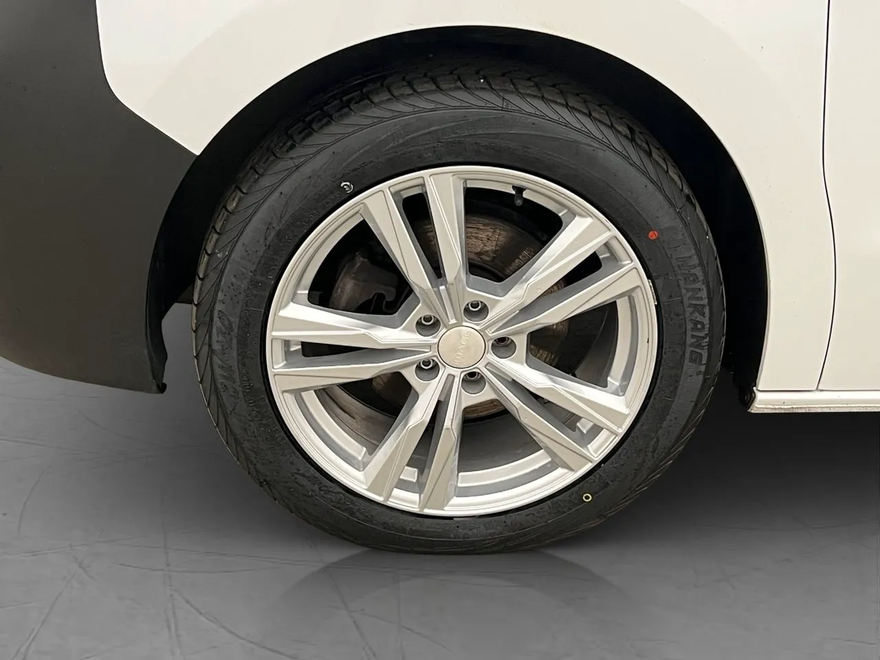 Vehicle image 25