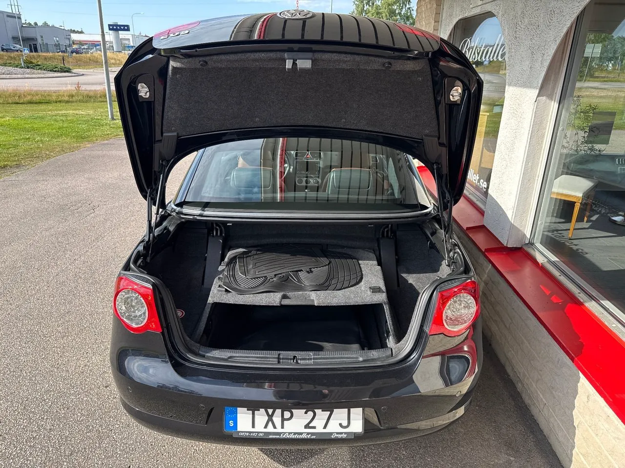 Vehicle image 15