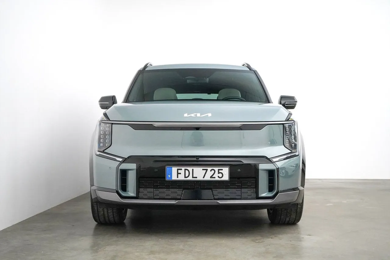 Vehicle image 24
