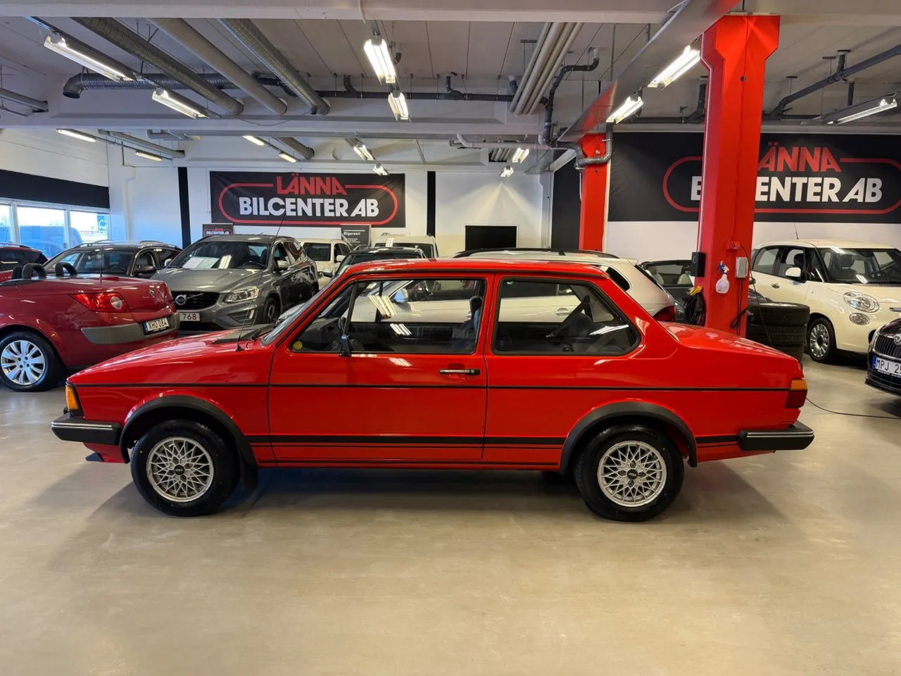 Vehicle image 16