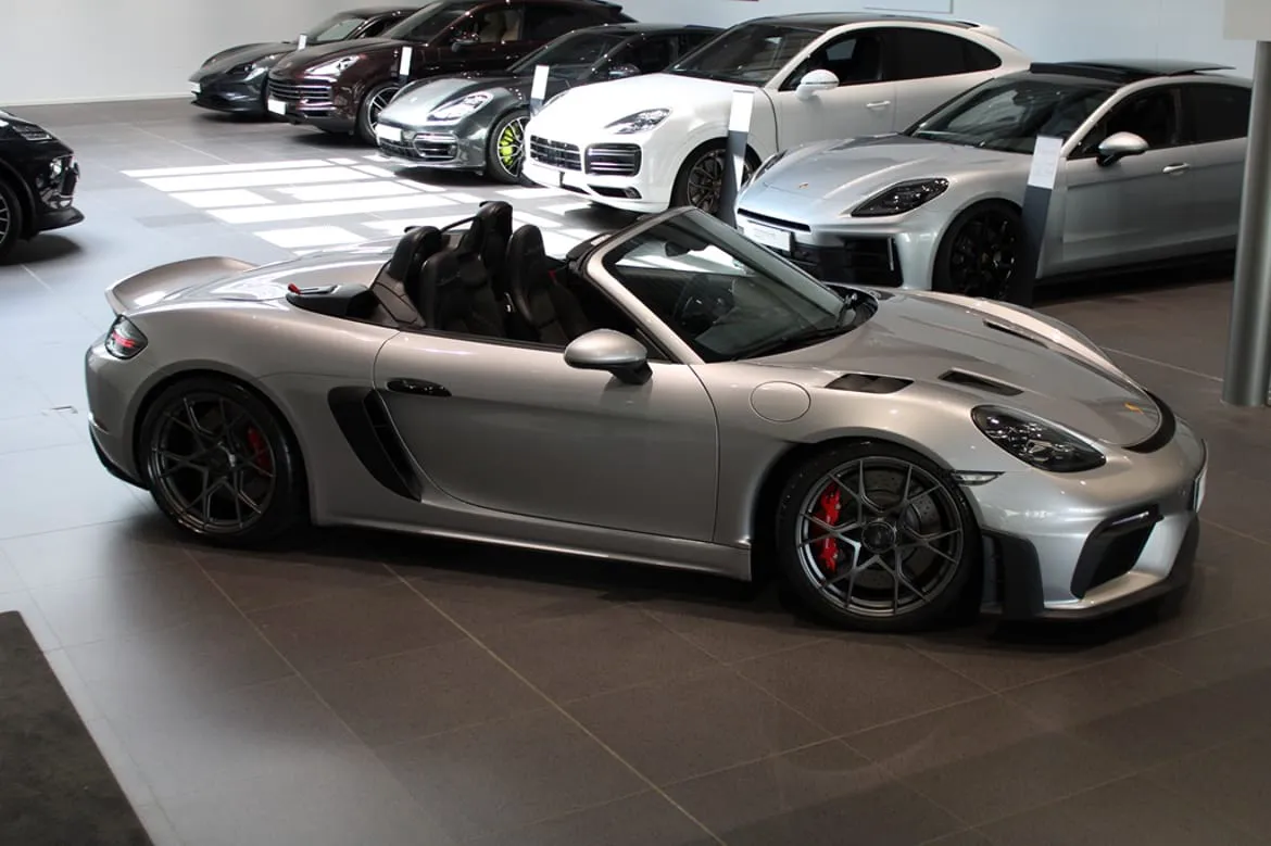 Vehicle image 7