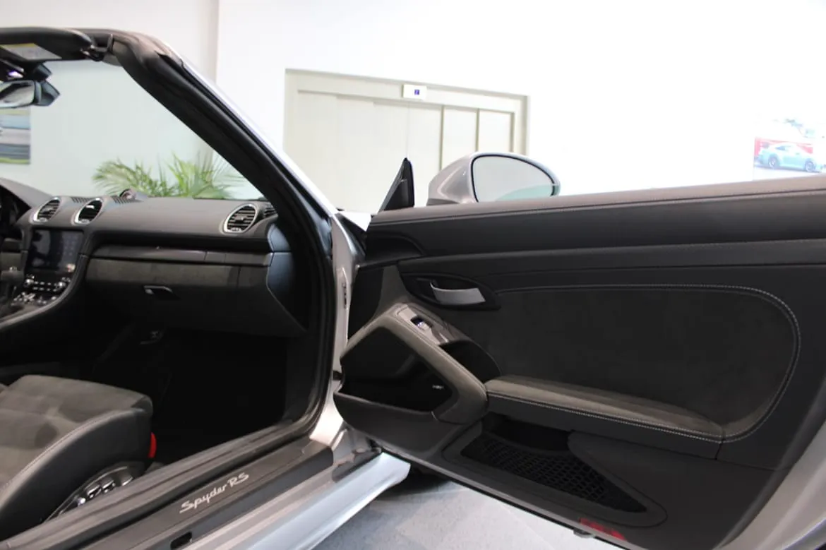 Vehicle image 18