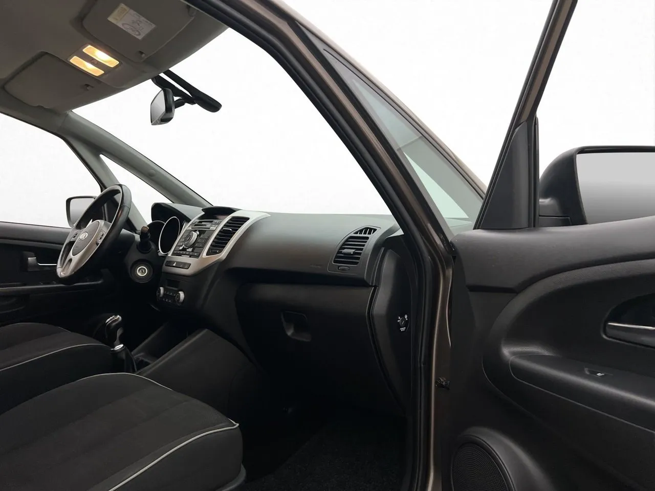 Vehicle image 13