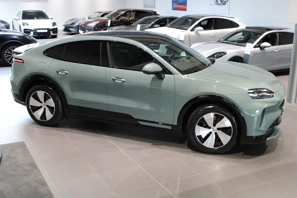 Vehicle image 7