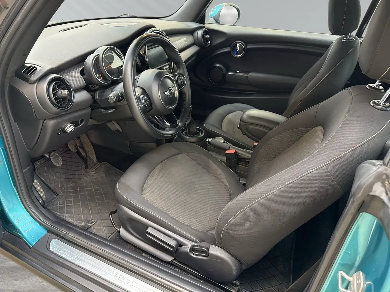 Vehicle image 16