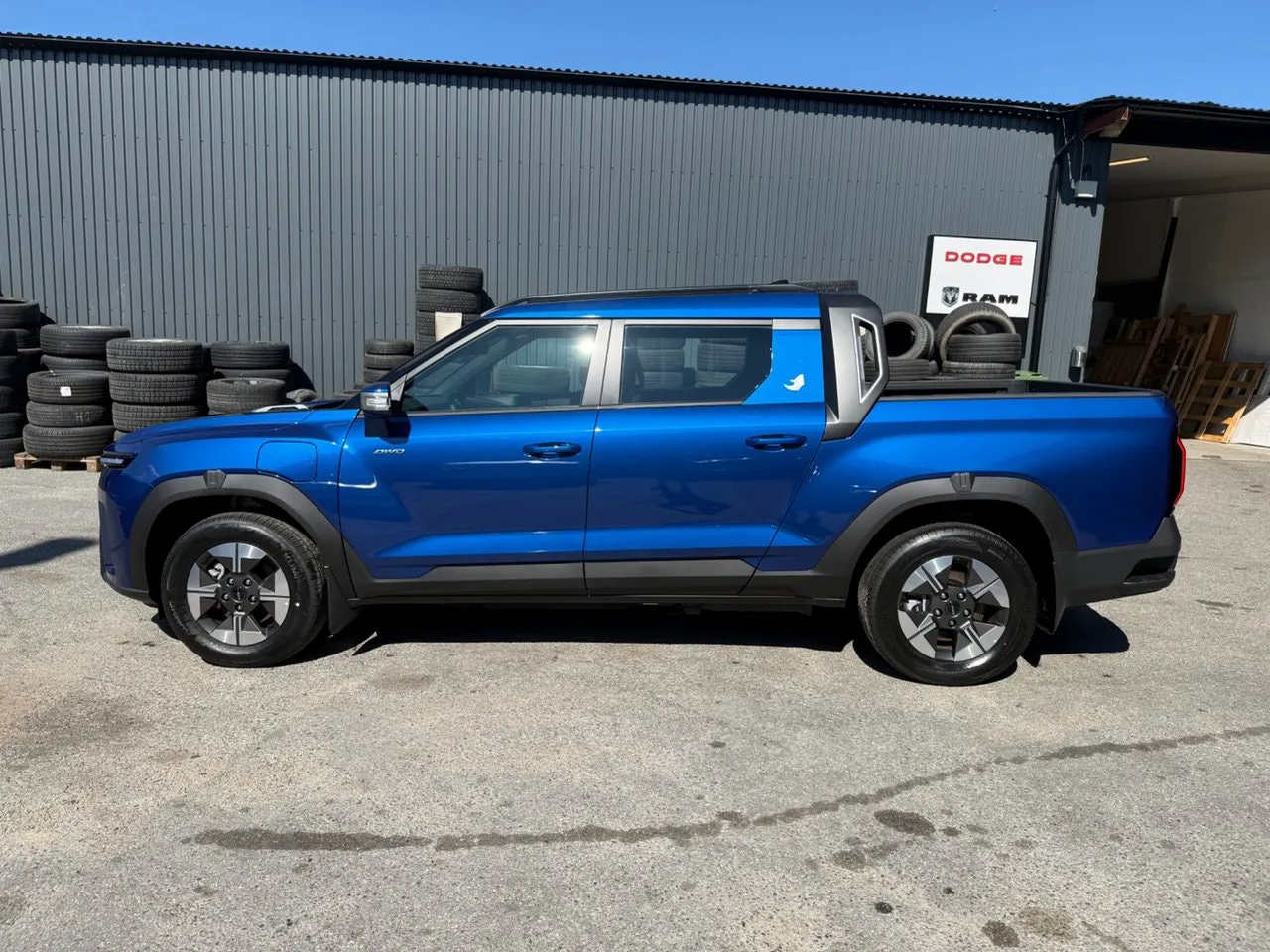 Vehicle image 4