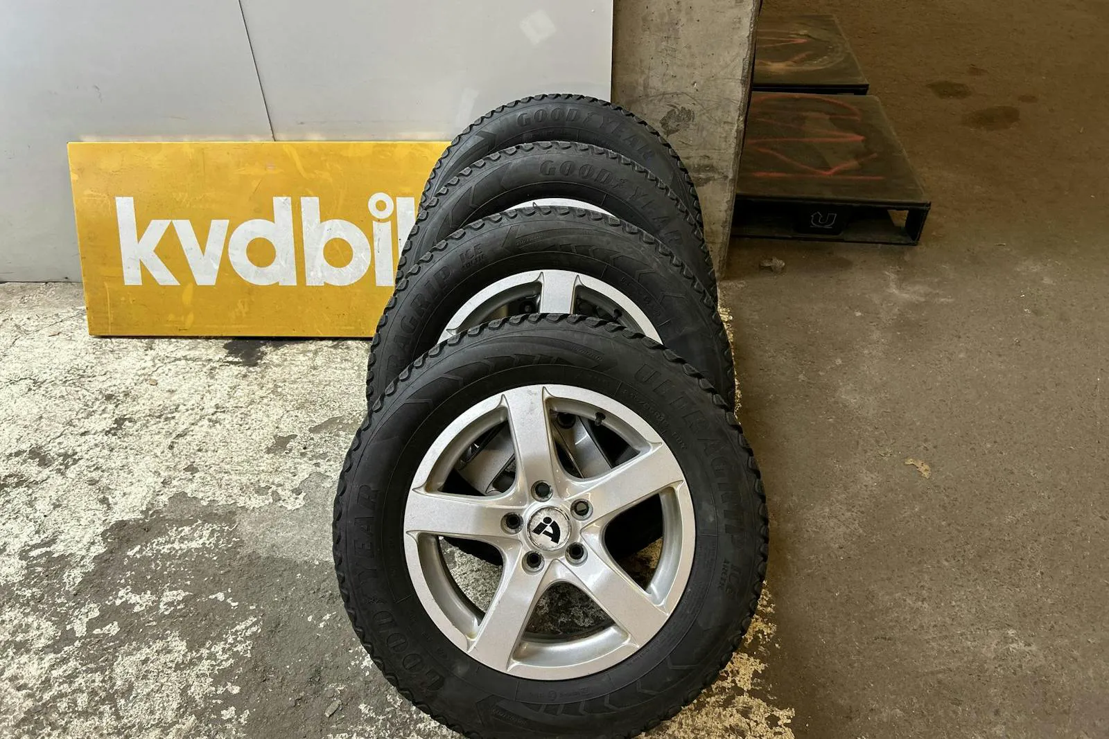 Vehicle image 13