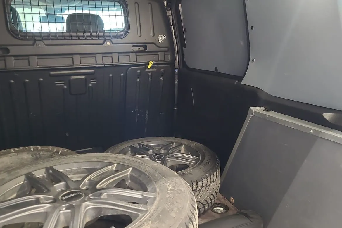 Vehicle image 15