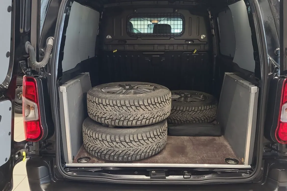 Vehicle image 14