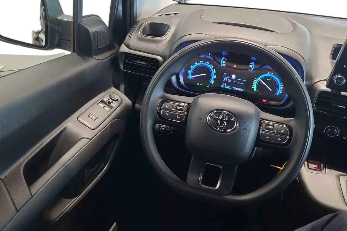 Vehicle image 18