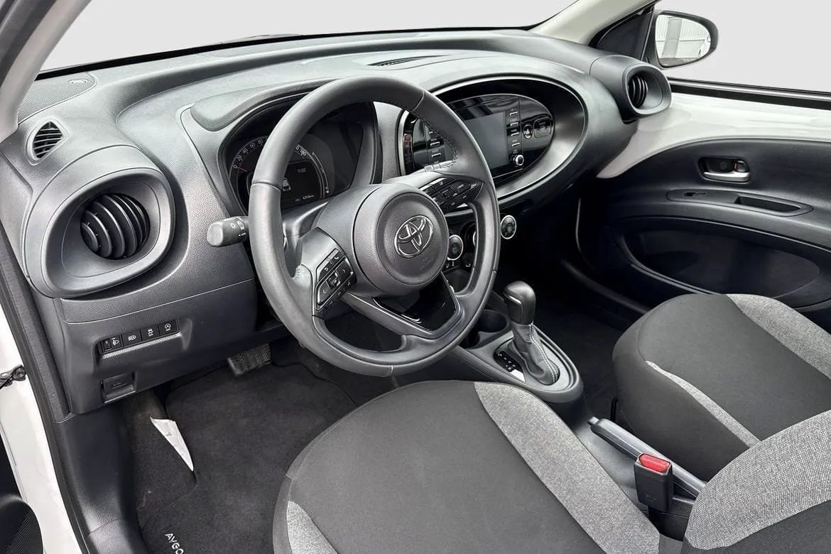 Vehicle image 7
