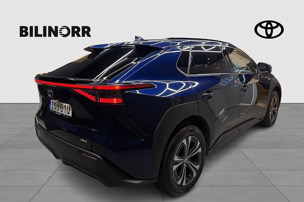 Vehicle image 4