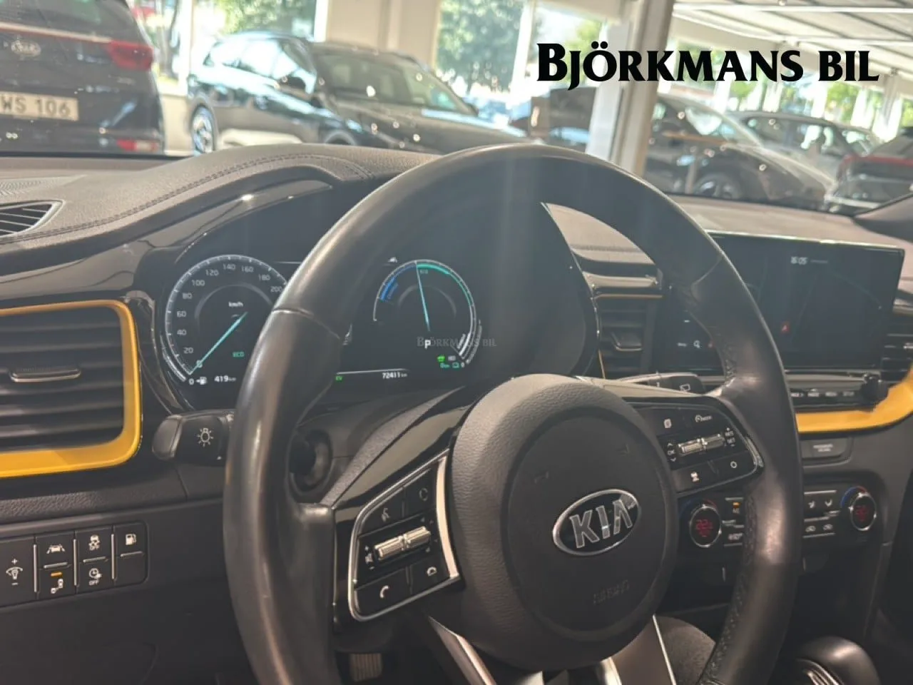 Vehicle image 14