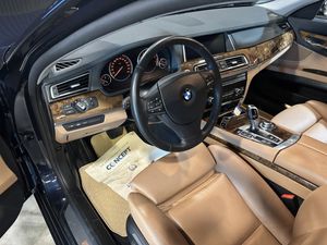 BMW 750 bild 8