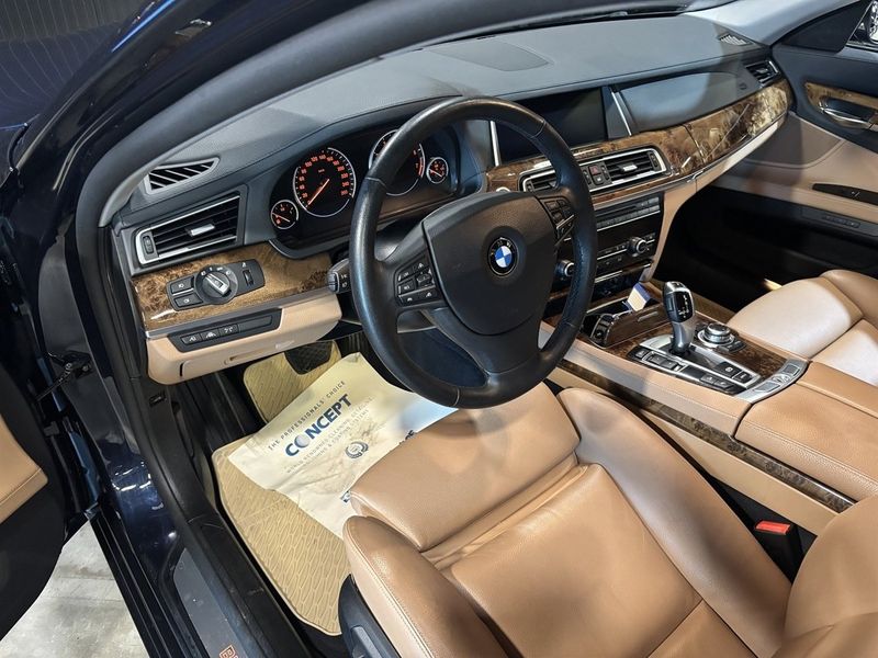 BMW 750 bild 8