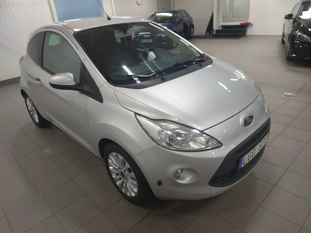 Vehicle image 5