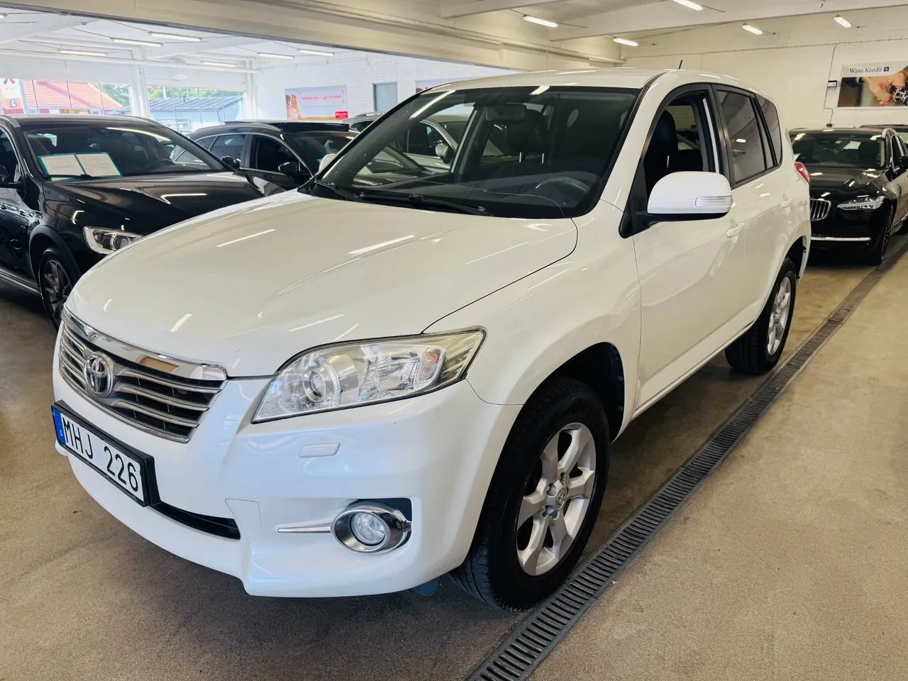 Vehicle image 13