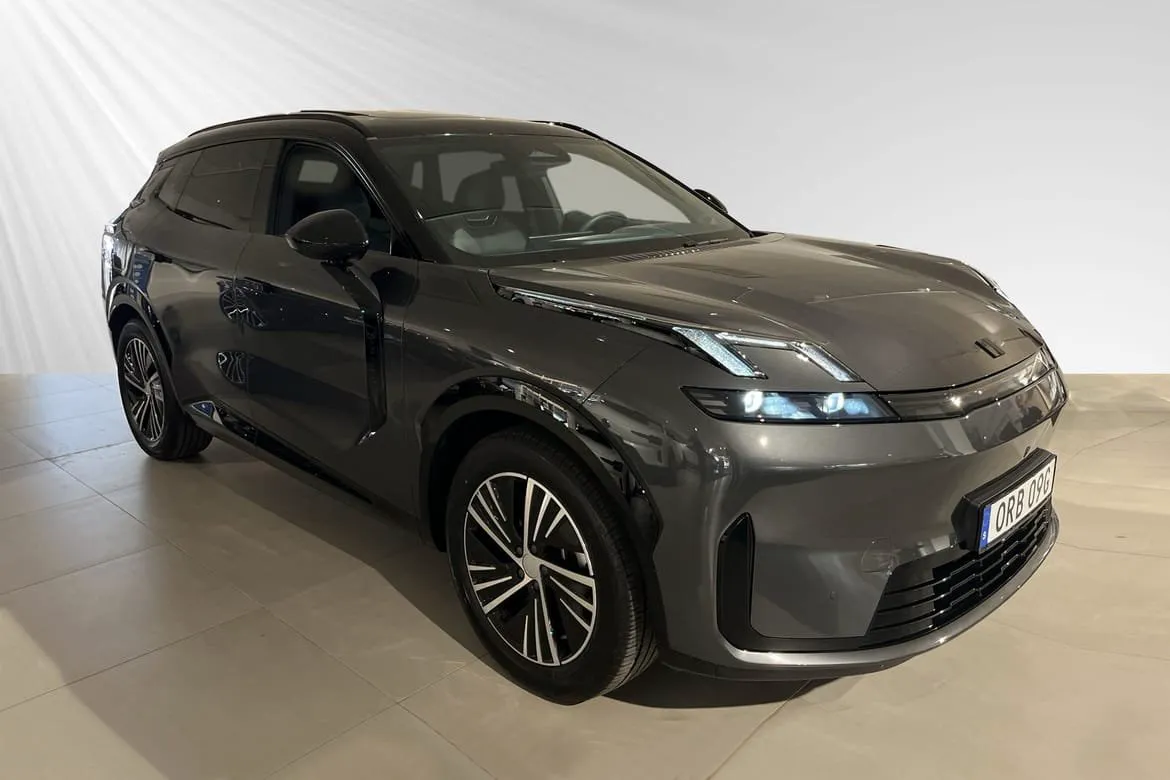 Vehicle image 4