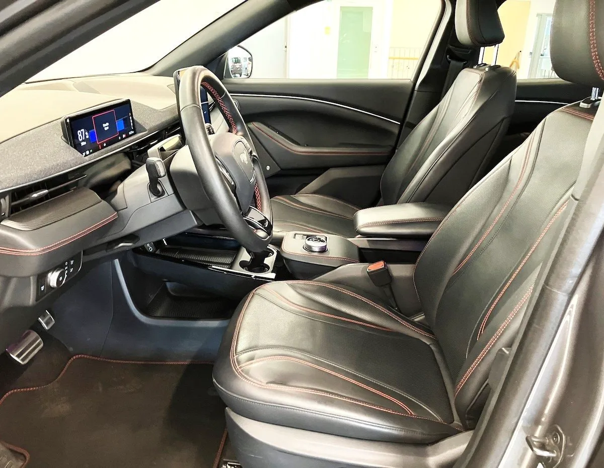 Vehicle image 16