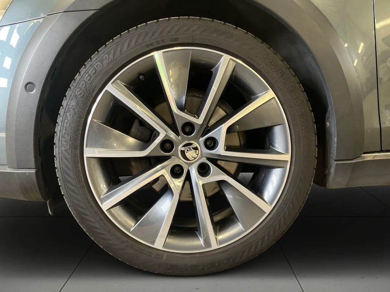 Vehicle image 13
