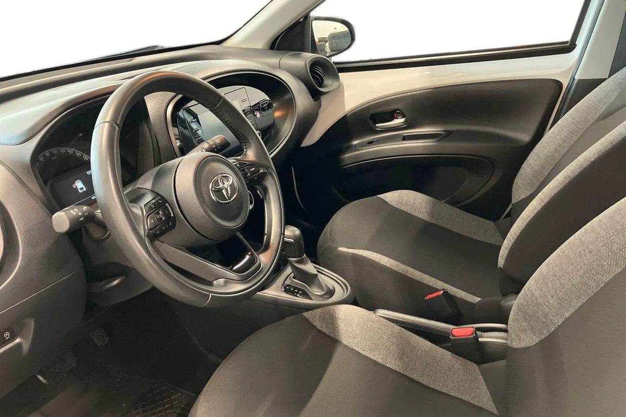 Vehicle image 10