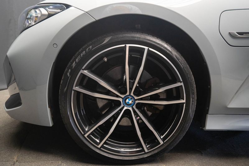 BMW 330 bild 11