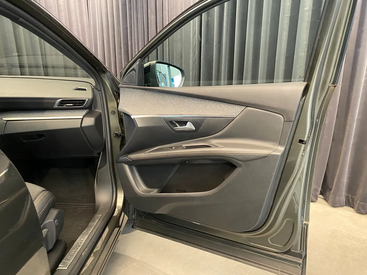 Vehicle image 30