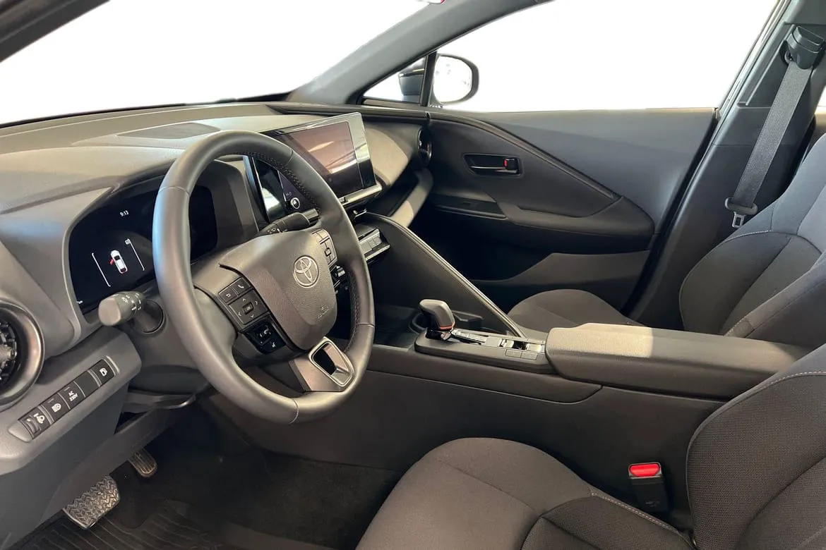 Vehicle image 13