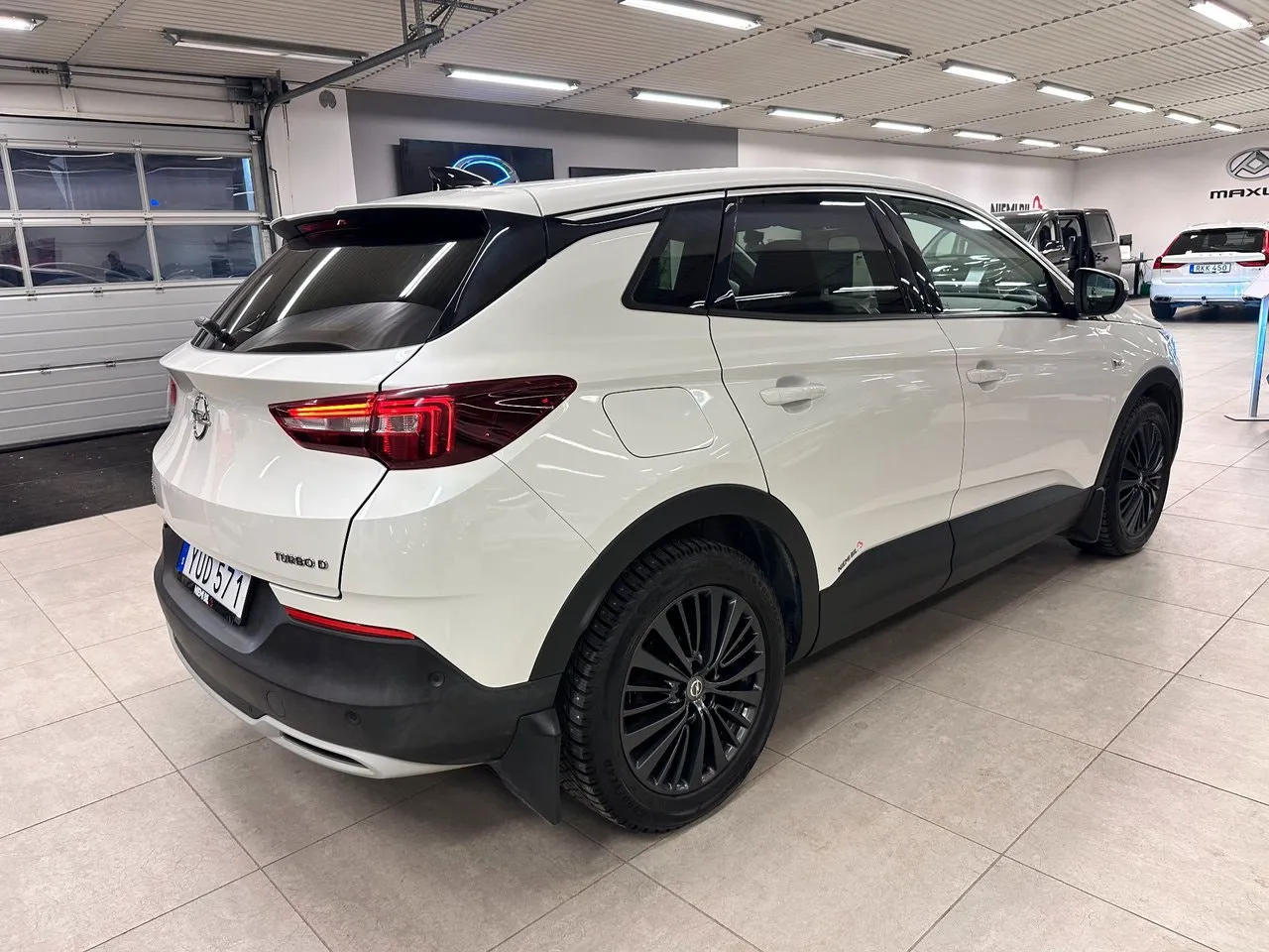 Vehicle image 7