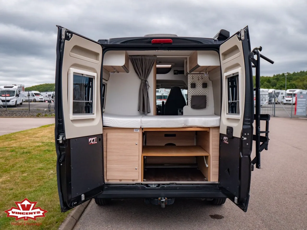 Vehicle image 15