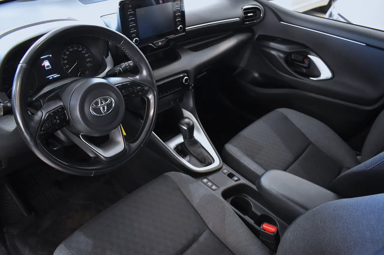 Vehicle image 6