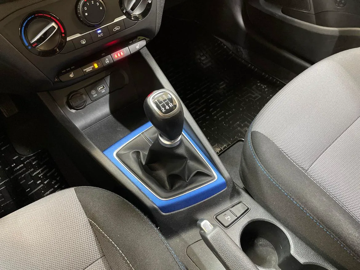 Vehicle image 16