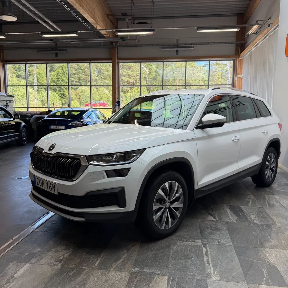Vehicle image 4