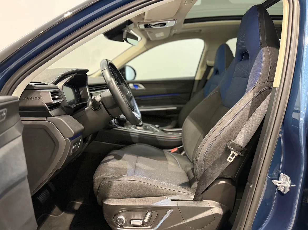 Vehicle image 15