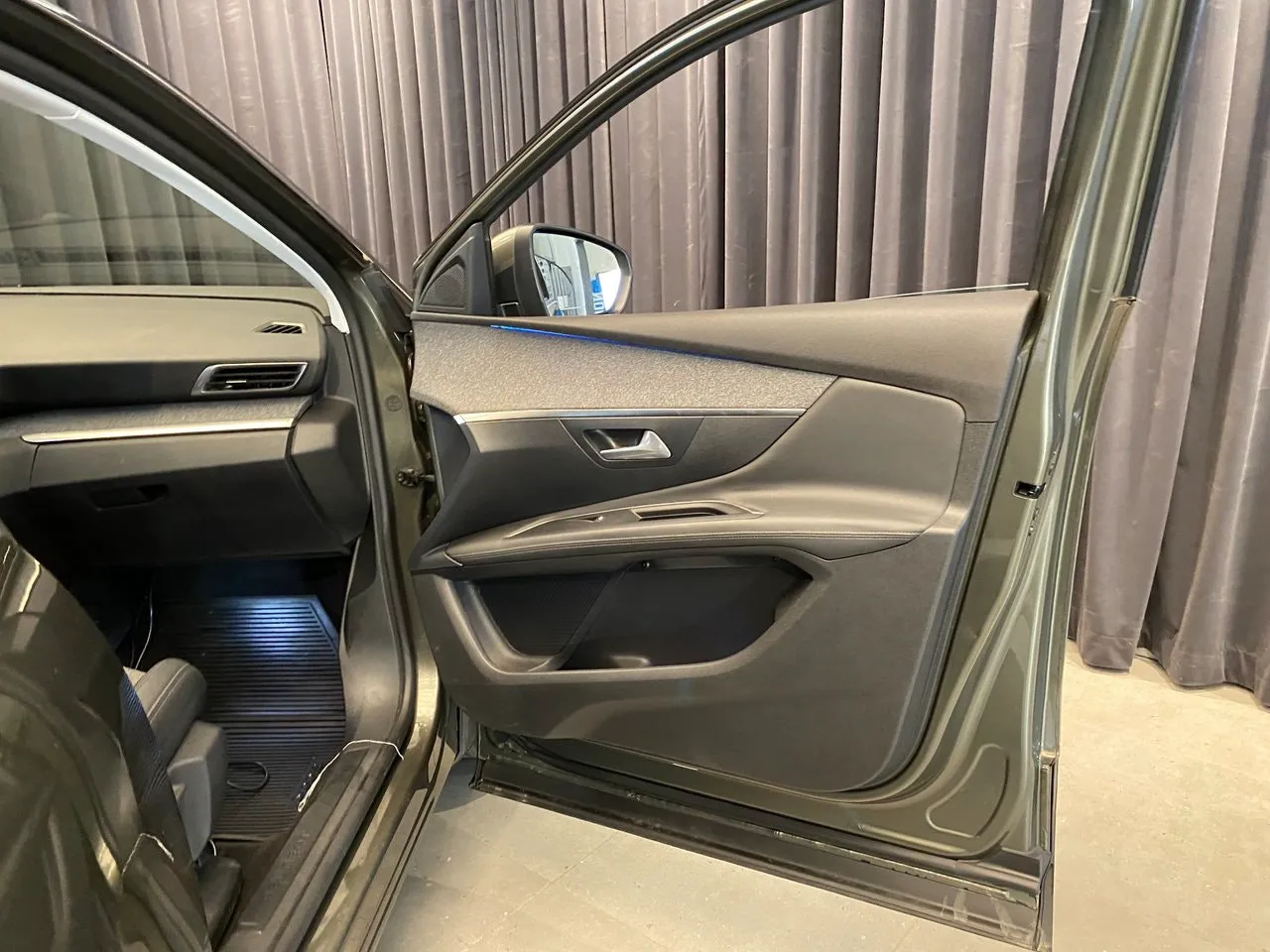 Vehicle image 30